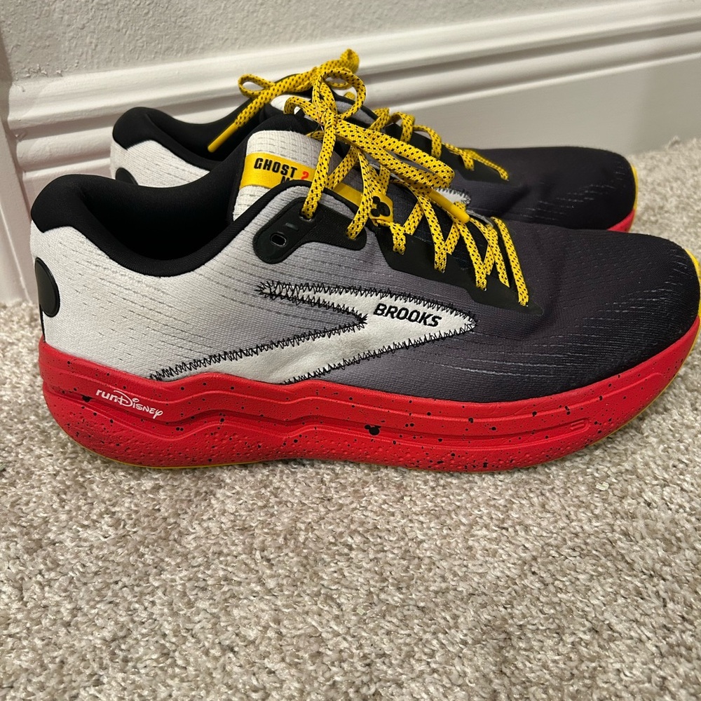 Disney Brooks Ghost Max 2 Mickey sneakers